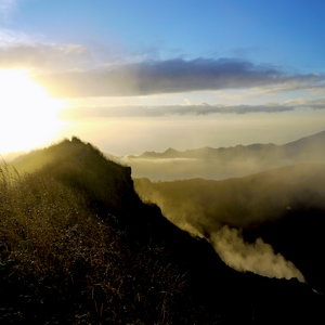 Volcan sous la brume au lever du soleil - Bali  - collection de photos clin d'oeil, catégorie paysages